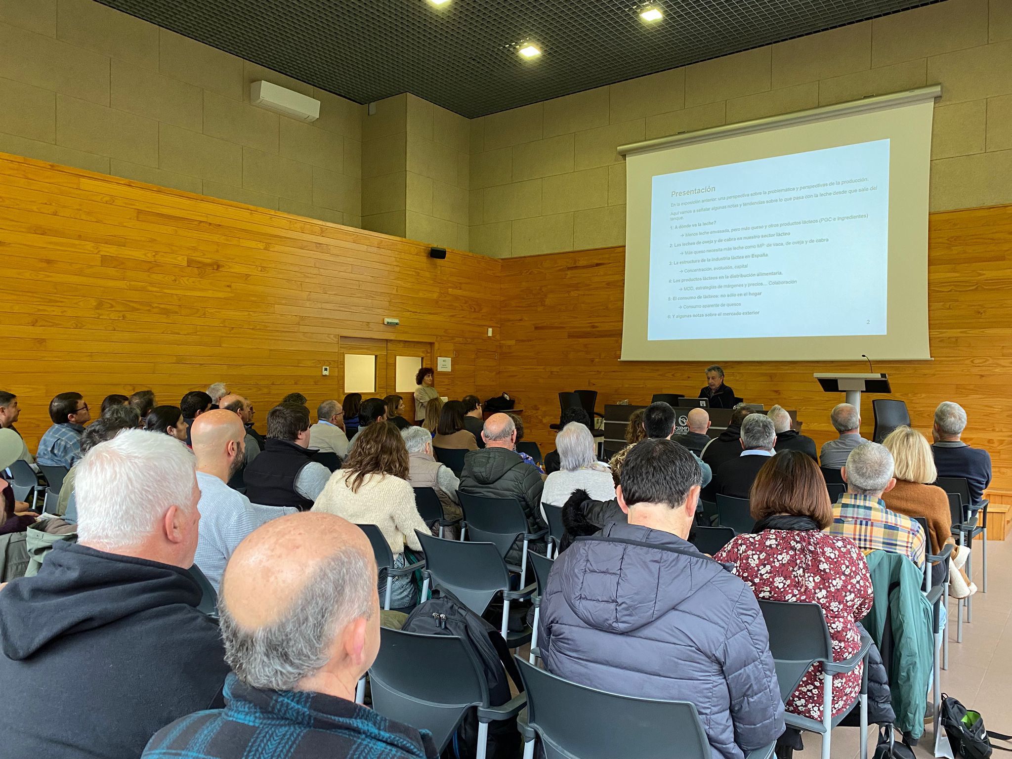 La consejera, Amaia Barredo, ha anunciado, en la Jornada Láctea de ENBA, la inminente puesta en marcha de un Plan Sectorial de Vacuno de Leche