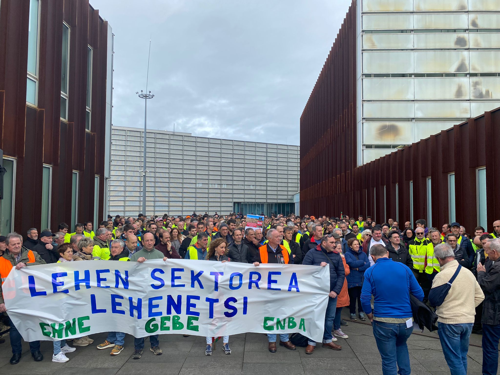 La reivindicación de &quot;Priorizar el sector primario&quot; llega a Donostia y a Juntas Generales de Gipuzkoa