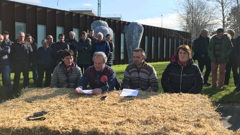 ¡LOS Y LAS BASERRITARRAS NO AGACHAREMOS LA CABEZA!