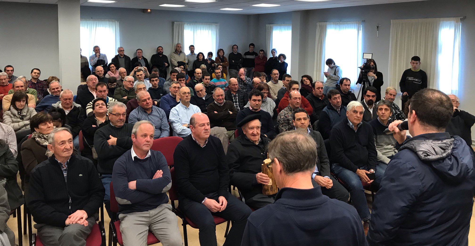 “Defendemos y practicamos una Agricultura Familiar que produce alimentos y madera al mismo tiempo que cuida nuestro entorno natural y vivos nuestros pueblos rurales” afirma Iñaki Goenaga, presidente de ENBA-Gipuzkoa