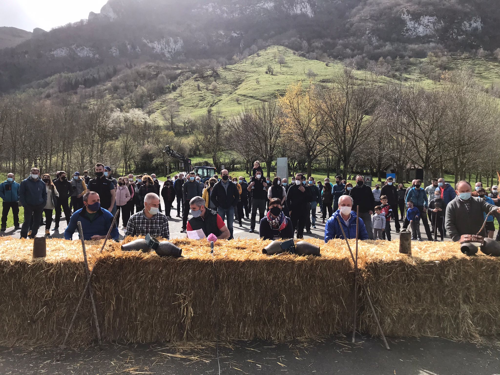 La gestión del monte debe hacerse con la participación de los baserritarras y no dándoles la espalda como está haciendo EHBILDU